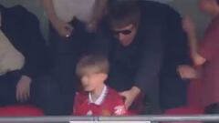 Liam Gallagher se burla de un niño fan de Manchester United en el gol de la victoria