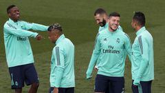 Vinicius, Mariano, Benzema, Jovic y Casemiro bromean en Valdebebas.