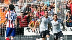 Los jugadores del Valencia Paco Alcácer (2d) y Pablo Piatti (d) tras el primer gol de su equipo.