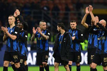 Inter Milan's Ivan Perisic, Radja Nainggolan, Matteo Politano and Mauro Icardi acknowledge the public at the end the game against Atalanta.
