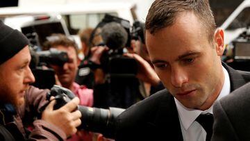 FILE PHOTO: Olympic and Paralympic track star Oscar Pistorius (R) arrives ahead of his trial for the murder of his girlfriend Reeva Steenkamp, at the North Gauteng High Court in Pretoria April 16, 2014. REUTERS/Siphiwe Sibeko/File Photo