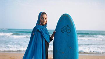 Shahla Yasini, mujer surfista iraní, con su tabla de surf en una playa.