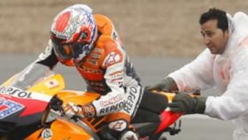 <b>TAMBIÉN TUVO AYUDA. </b>Uno de los comisarios del circuito de Jerez empuja a Stoner tras el incidente con Rossi. El australiano no pudo reincorporarse a la carrera.