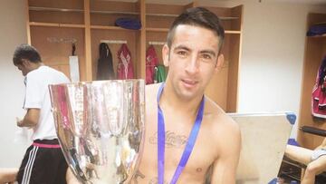 Mauricio Isla pos&oacute; con la Supercopa que gan&oacute; con Juventus.