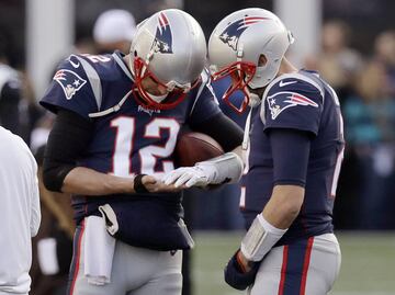 El quarterback de los New England Patriots es el miembro más reciente de este club. El mariscal sufrió una lesión del pulgar en su mano derecha durante un entrenamiento previo a la Final de la AFC en 2018. Inicialmente se reportó que la lesión no era de gravedad pero apareció en el encuentro con una sutura de más de 10 puntadas en su mano de lanzar.