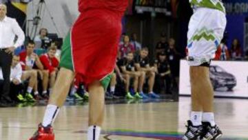 El ala-p&iacute;vot de la selecci&oacute;n de M&eacute;xico H&eacute;ctor Hern&aacute;ndez (i) intenta un tap&oacute;n al base de la selecci&oacute;n de Eslovenia Goran Dragic (d), durante el partido de la segunda jornada de la Copa del Mundo de Baloncesto 2014, grupo D, que se disputa hoy en el Gran Canaria Arena.