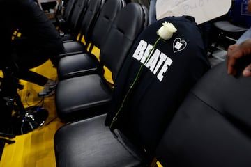 San Francisco (United States), 25/01/2024.- The late Golden State Warriors assistant coach Dejan Milojevic of Serbia's chair is draped with a shirt that says Brate (brother in Serbian) and a rose as they honor him before the NBA game between the Golden State Warriors and the Atlanta Hawks in San Francisco, California, USA, 24 January 2024. It was the first game for the Warriors after Milojevic'Äôs passing on 17 January 2024 of a heart attack. (Baloncesto, Baile de la Rosa) EFE/EPA/JOHN G. MABANGLO SHUTTERSTOCK OUT
