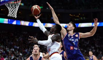 Dennis Schröder anota una canasta ante la defensa del serbioFilip Petrusev.