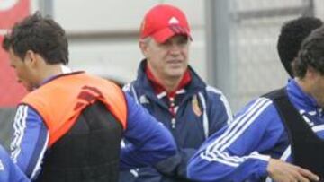 <b>RELEVOS. </b>Aguirre observa a sus futbolistas -entre ellos Jorge López, Paredes, Ander y Bertolo- durante un entrenamiento reciente.