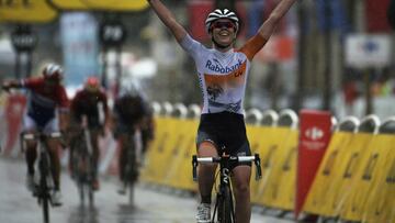 Anna van der Breggen  celebra su triunfo.