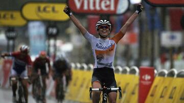 Anna van der Breggen celebra su triunfo.
