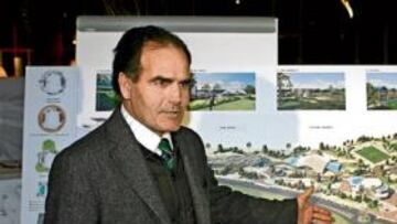 <b>LA JUNTA MÁS TRANQUILA DE LOS ÚLTIMOS AÑOS. </b>En esta imagen podemos ver a Rufino González, vicepresidente bético, con unos planos de la futura Ciudad del Deporte.