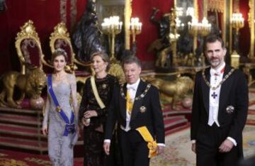 GRA508. MADRID, 02/03/2015.- Los Reyes Felipe VI y Letizia, junto al presidente de Colombia, Juan Manuel Santos (2d), y su esposa, María Clemencia Rodríguez (2i), momentos antes de la cena de gala que les han ofrecido hoy en el Palacio Real con motivo de su visita de Estado a España de tres días. EFE/Alberto Martín