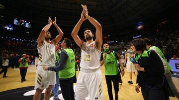 Sergio Llull y Felipe Reyes aplauden a la afici&oacute;n tras el duelo de semifinales de la Copa del Ret entre el Real Madrid y el Valencia