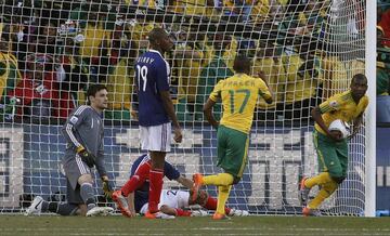 Katlego Mphela aprovechó un fallo en cadena de la defensa francesa, sobre todo de Diaby, para establecer el 2-0 casi definitivo en el marcador. Sagna no llegó a tiempo para evitar el remate de los locales. Francia se desangraba. Sudáfrica volaba...