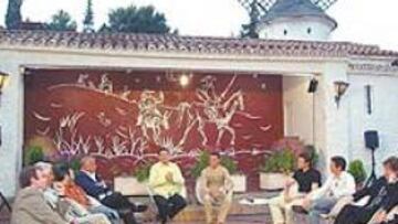 <b>CUMBRE EN TVE.</B> T. Guasch, Carazo, De Rozas, Q. Guasch, X. Díez, A. Lesán, Salinas, Patsy, Pons y Roncero.