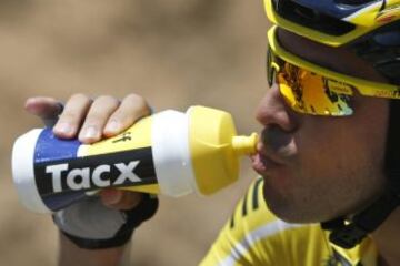 El ciclista español del Tinkoff Saxo Alberto Contador en el pelotón, durante la quinta etapa de La Vuelta Ciclista a España 2014 en su 69 edición, de 183,3 kilómetros, que ha comenzado en el municipio cordobés de Priego de Córdoba y termina en la localidad malagueña de Ronda.