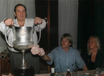 En la foto con Schuster, que ganó dos Copas del Rey (en 1991 y 1992).