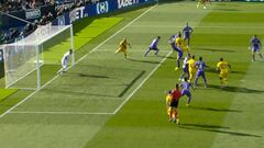 Como '9' innato: el oportuno gol de Vidal que salvó al Barça