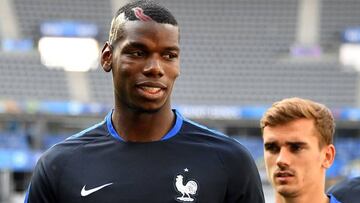 France's midfielder Paul Pogba (L), France's forward Antoine Griezmann (C) and France's forward Olivier Giroud smile during a training session at the Stade de France stadium in Saint-Denis, north of Paris, on June 9, 2016, on the eve of the beginning of the Euro 2016 European football championships football match against Romania. / AFP PHOTO / FRANCK FIFE