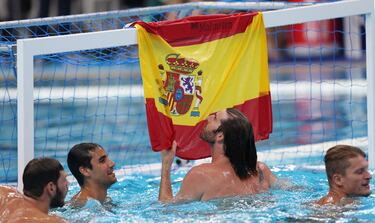 Los jugadores españoles celebran en el agua su victoria ante Hungría.