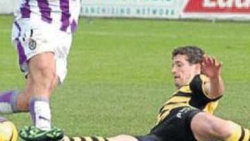 <b>REACCIÓN. </b>El Alavés le quitó el balón al Valladolid en la segunda mitad y estuvo a punto de empatar.