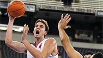 <B>IMPARABLE.</B> El veterano Divac, estrella de la NBA, fue superado una y otra vez por un gran Pau Gasol.