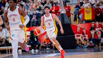 Oriol Paulí, escolta de la Selección, ante Dinamarca.
