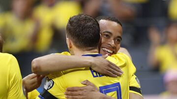 Stockholm (Sweden), 07/06/2019.- Swedens Robin Quaison (R) celebrates his opening goal with team mate Marcus Berg during the UEFA Euro 2020 qualifier Group F soccer match between Sweden and Malta at Friends Arena in Stockholm, Sweden, on June 7, 2019. (Ab