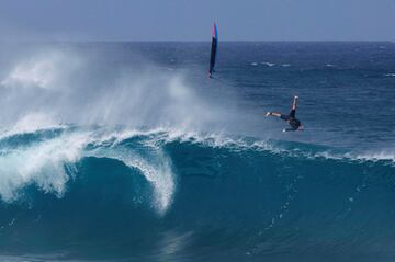 El hawaiano Jamie Sterling vuela, literalmente, junto a su tabla tras ser golpeado por una ola en la costa norte de Oahu, en Haw¨¢i. A sus 37 a?os, Sterling es surfista profesional y especialista en grandes olas desde los 16. Fue campe¨®n del Mundo del Big Wave World Tour en 2011, pero hasta los grandes campeones pueden tener un mal d¨ªa.