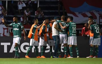 Los jugadores de Palmeiras celebrando el gol del colombiano.