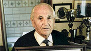 <B>UN CLÁSICO DEL FÚTBOL CATALÁN</B> Tiene 85 años y vive pendiente de las penas de su club y de su artrosis. El sábado sufrirá con el derby: "Que gane el Barça".