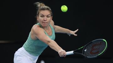 Simona Halep devuelve una bola ante Anastasia Potapova durante su partido en el Gippsland Trophy de Melbourne.