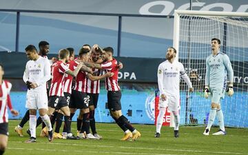 Debido al temporal, el Madrid viaja directamente de Pamplona a Málaga donde tiene que medirse al Athletic en una de las semifinales de la Supercopa. Los blancos se miden por primera vez en la historia a los rojiblancos en este torneo… y es Raúl García con dos goles quien elimina a los madridistas (2-1). Los de Zidane protestaron el segundo tanto, producto de un penalti de Lucas Vázquez sobre Íñigo Martínez que para muchos no había sido. El Madrid, que defendía título, se vuelve de vacío…