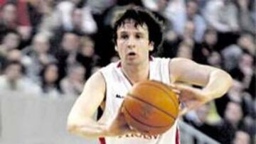 <b>CUPOS. </b>El Madrid pujó por Raúl López y oferta por Llull (izquierda).