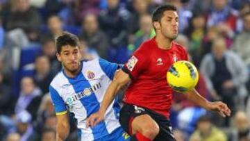 <b>GOLEADORES. </b>Nekounam y Álvaro pelean por el balón.