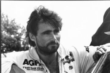 1949-1986 Thierry Sabine fue un piloto de motocicletas francés aunque más que por su faceta como piloto, es especialmente conocido por ser el inventor y creador del Rally París-Dakar. Murió en 1986 cuando el helicóptero donde viajaba se estrelló contra una duna, la primera en 150 kilómetros a la redonda, cuando se vio envuelto en una tormenta de arena mientras supervisaba el rally que había creado.