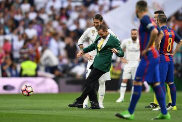 El campeón del Masters de Augusta, Sergio García realizando el saque de honor junto a Sergio Ramos del Real Madrid antes del partido de La Liga entre el Real Madrid y el Barcelona en el Estadio Bernabéu