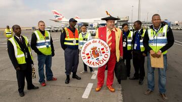 Manolo el del Bombo enfermó en Sudáfrica. Una neumonía le obligó a volver a España. Luego, regresaría para la final.