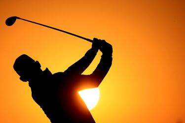 Al sur de Portugal, entre Albufeira y Huelva, se encuentra el Dom Pedro Victoria Golf Course, que estos días acoge el Portugal Masters de golf. La ubicación del campo, entre el Atlántico y el Parque Natural del Valle del Guadiana, deja imágenes de postal como esta, con la silueta del español Pablo Larrazábal recortada por el sol. 