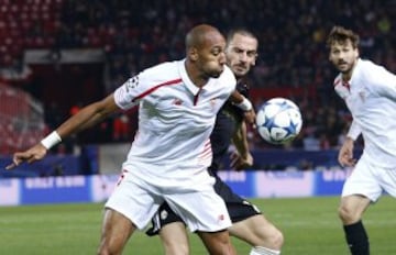 N'Zonzi pelea un balón con Leonardo Bonucci. 