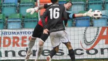 <b>DEFINITIVO. </b>Biel Ribas se estira pero no puede llegar al bal¨®n tras el remate de cabeza de Lamas. Fue el 0-1 definitivo.