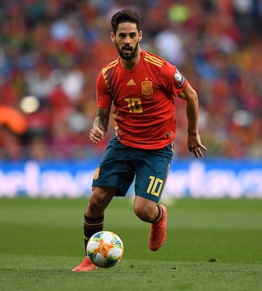 El jugador del Betis ha recuperado su mejor nivel bajo la batuta de Pellegrini. Luis de la Fuente contaba con él casi como un fijo para la cita de la Eurocopa en Alemania. Una maldita lesión en el peroné le apartó del sueño de volver a vestir la roja de España.