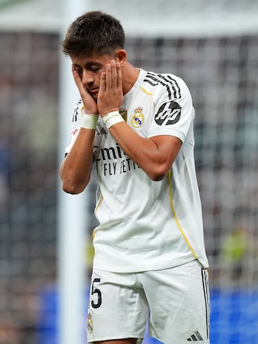 Arda Guler se lamenta tras la decisión del colegiado de anular su gol por mano.