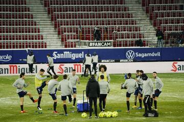 Los jugadores del Osasuna en el calentamiento.