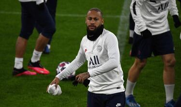 Neymar's camp responds to Messi's advances