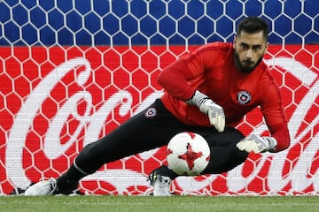 El arquero que suplantará a Claudio Bravo se prepara para su partido.