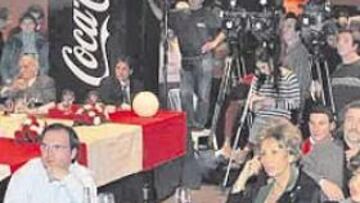 <b>PARA TODOS. </b>A la izquierda la mesa presidencial con Gil Marín y Bianchi. En las demás, María Ángeles Gil y Luis Cobos, entre otros.