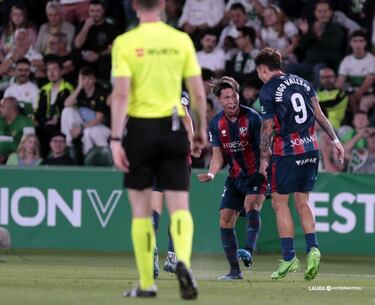 
Un disparo inapelable del centrocampista asiático supuso el segundo gol del Huesca ante un Elche que no parecía el martillo pilón de hace unas jornadas. Además, su trabajo en el centro del campo fue fundamental para desactivar al equipo de Beccacece. 
