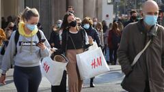 25-11-2020.Barcelona. Gente de compras por el Paseo de Gracia y con mascarilla . &copy; Foto: Cristobal Castro